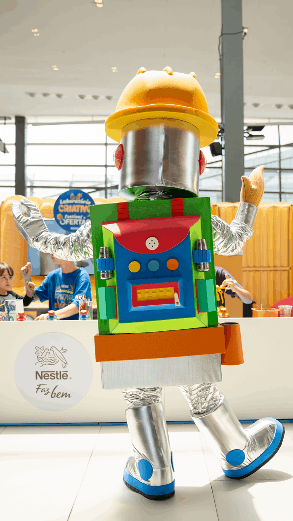 Nossas oficinas, com duas horas de duração, são conduzidas por monitores experientes em um ambiente totalmente seguro e divertido. E, para deixar o clima do evento ainda mais mágico, contamos com a participação especial de Paulo Netho, contador de histórias e escritor, responsável por fazer a garotada embarcar em aventuras fantásticas durante as oficinas de criação.