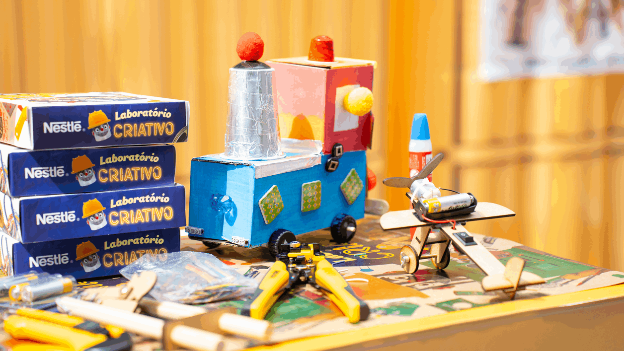 Nossas oficinas, com duas horas de duração, são conduzidas por monitores experientes em um ambiente totalmente seguro e divertido. E, para deixar o clima do evento ainda mais mágico, contamos com a participação especial de Paulo Netho, contador de histórias e escritor, responsável por fazer a garotada embarcar em aventuras fantásticas durante as oficinas de criação.