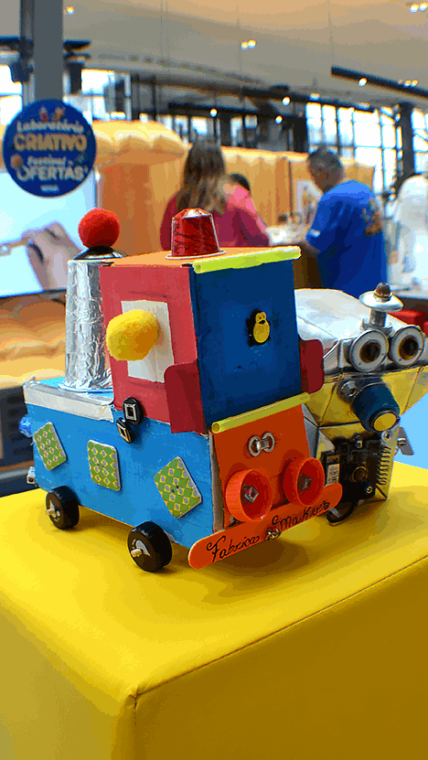 Nossas oficinas, com duas horas de duração, são conduzidas por monitores experientes em um ambiente totalmente seguro e divertido. E, para deixar o clima do evento ainda mais mágico, contamos com a participação especial de Paulo Netho, contador de histórias e escritor, responsável por fazer a garotada embarcar em aventuras fantásticas durante as oficinas de criação.